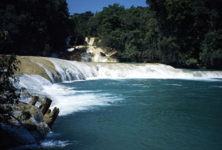 Travertinové kaskády Agua Azul